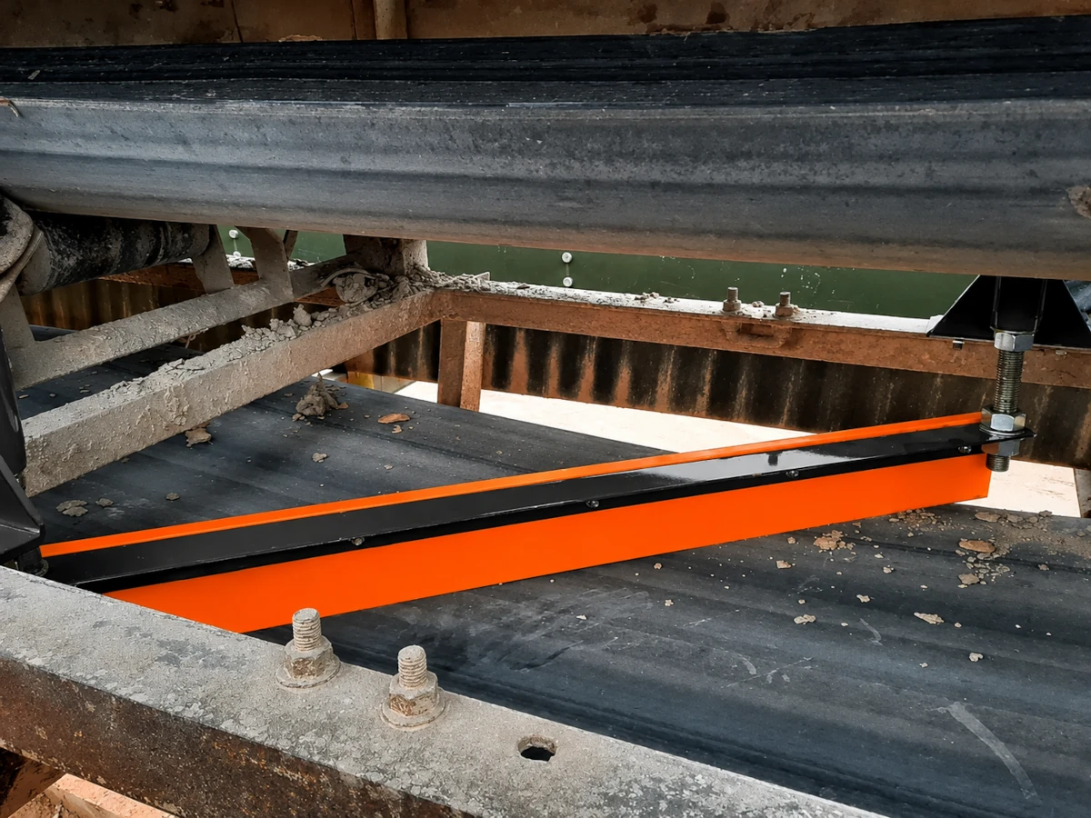 Diagonal conveyor scraper