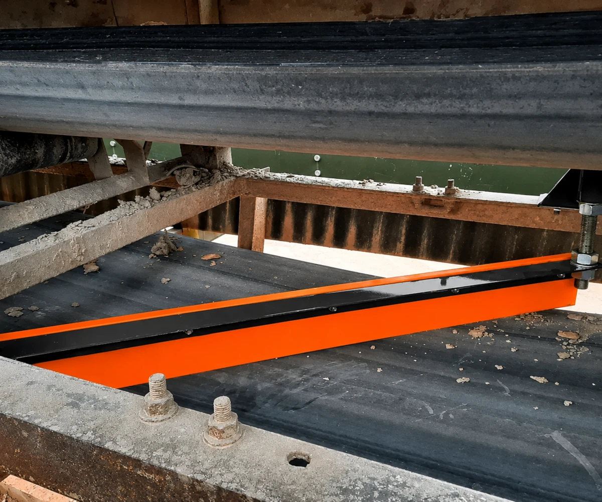 Diagonal conveyor scraper