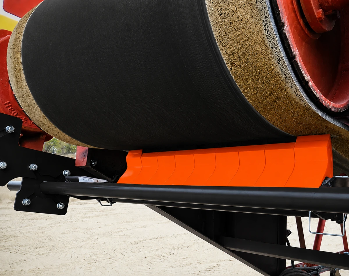 Secondary conveyor scrapers